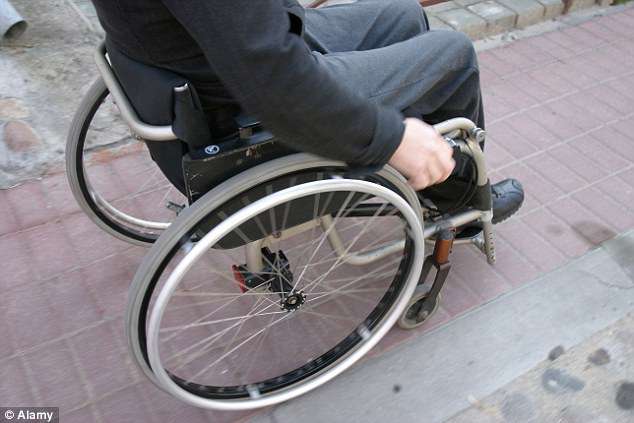 Lëvizi 43 vjet në karrocë invalidësh, tani e zbuloi se mund të ecë