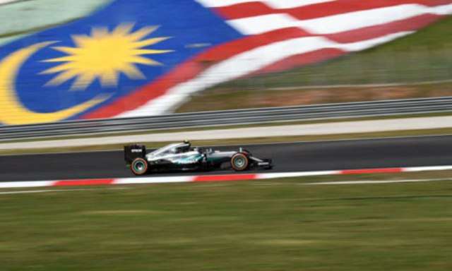 F1, Rosberg “fluturon” në Sepang