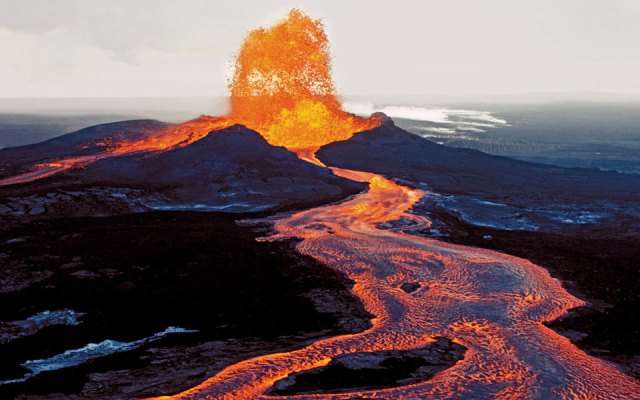 Liqeni llavë shfaqet në vullkanin Kilauea (VIDEO)