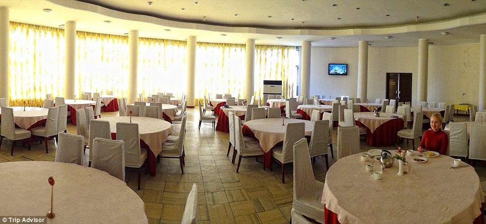 384A10A100000578-3786918-Atmospheric_A_photo_of_the_dining_area_shows_dozens_of_empty_tab-a-21_1473788247983