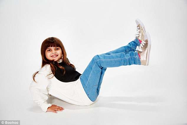 38AE276700000578-3801606-Easy_In_one_shot_she_fools_around_on_the_floor_in_casual_jeans_a-a-69_1474539344398