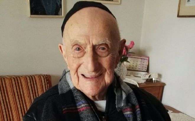 113 vjeçari kryen ceremoninë fetare një shekull me vonesë