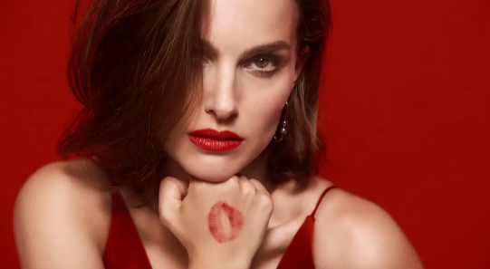 Shikoni Natalie Portman, reklamon buzëkuqin Dior (VIDEO)