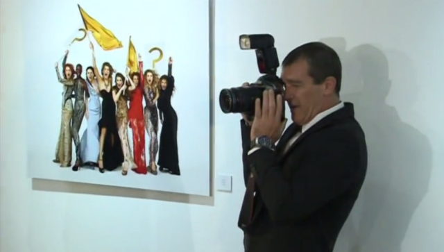 Antonio Banderas hap ekspozitën e veprave të veta fotografike (VIDEO)