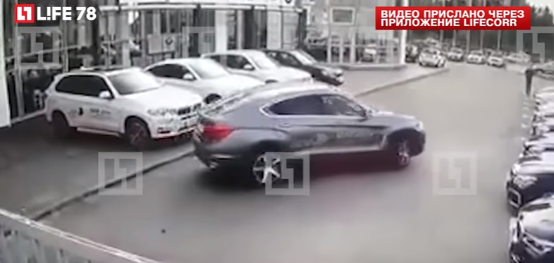Befasisht vidhen katër BMW, iu mjaftuan vetëm pak sekonda (VIDEO)