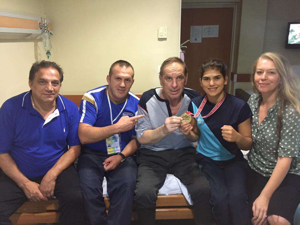 Donjeta Sadiku me medaljen e artë, i shkon në vizitë Aziz Salihut