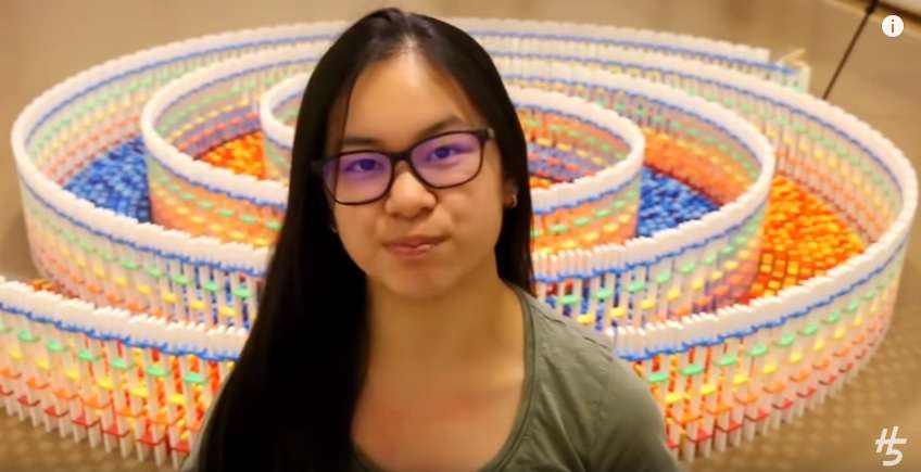 Spiralja e mahnitshme me domino (Video)