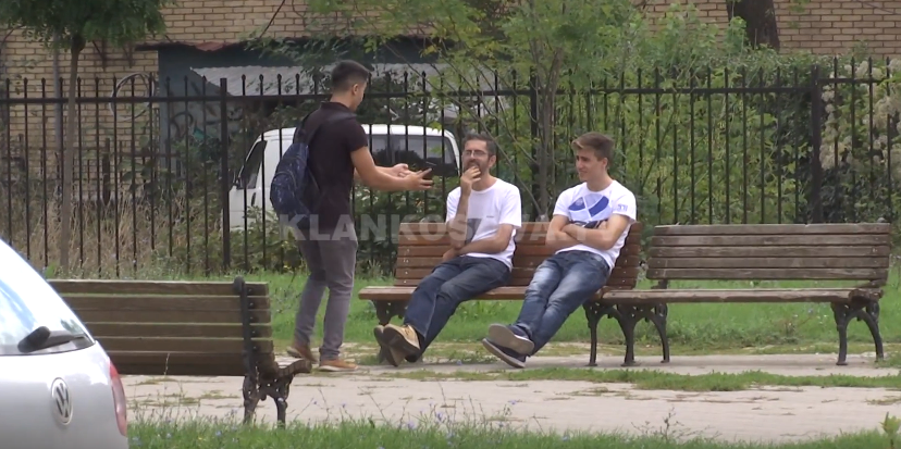 Grupi i të rinjve që bën teste sociale me qytetarë (VIDEO)