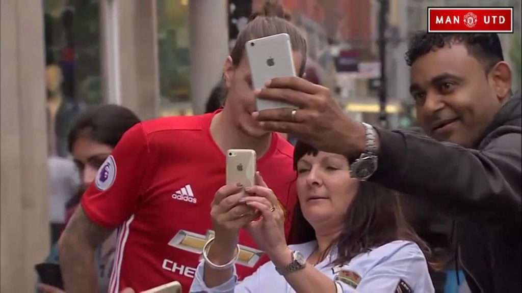 Shikoni si çmenden tifozët pas Zlatan Ibrahimovic (VIDEO)