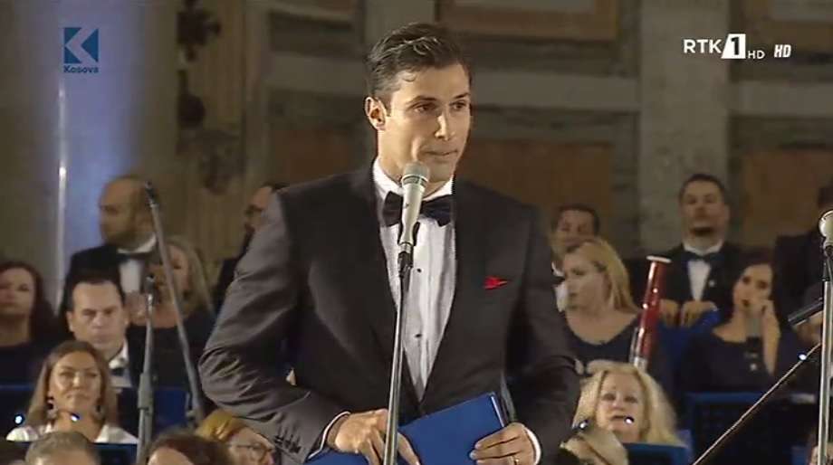 Loriku reciton poezinë e Nënës Terezë