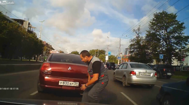 Ja çfarë bëri ky njeri për të shpëtuar një mace (VIDEO)