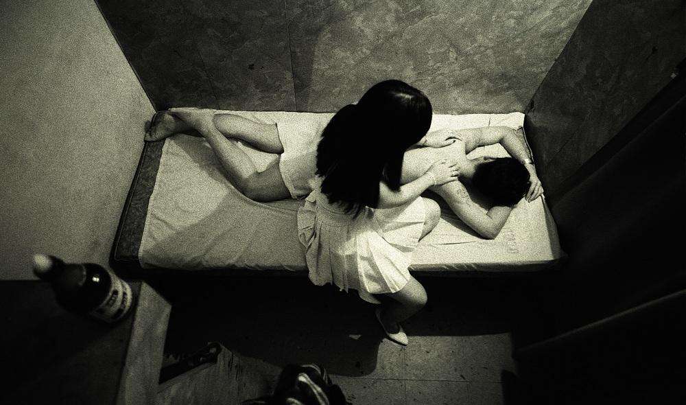 Njihuni me njeriun që paguhet për të bërë seks me prostituta
