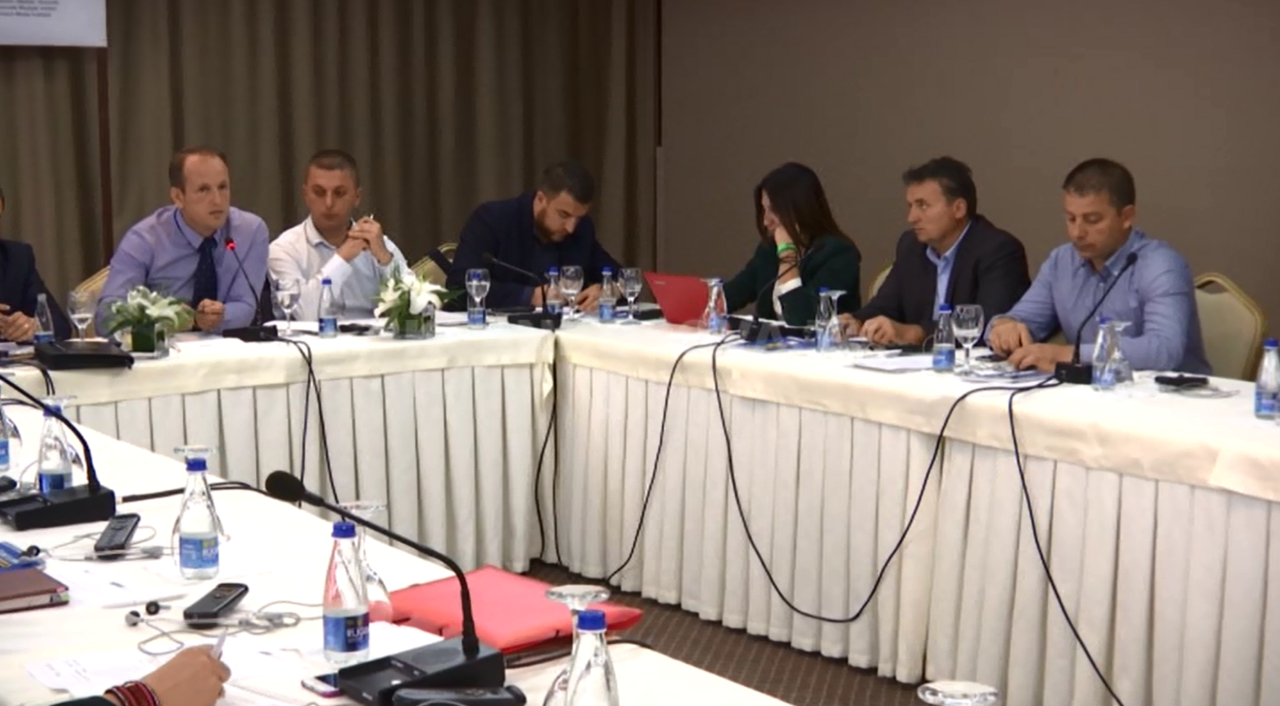 Këngëtarët kërkojnë pagesë nga TV-të dhe radiot (VIDEO)