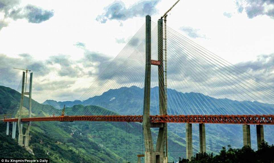 Kinezët kompletojnë ndërtimin e urës më të lartë në botë (FOTO)