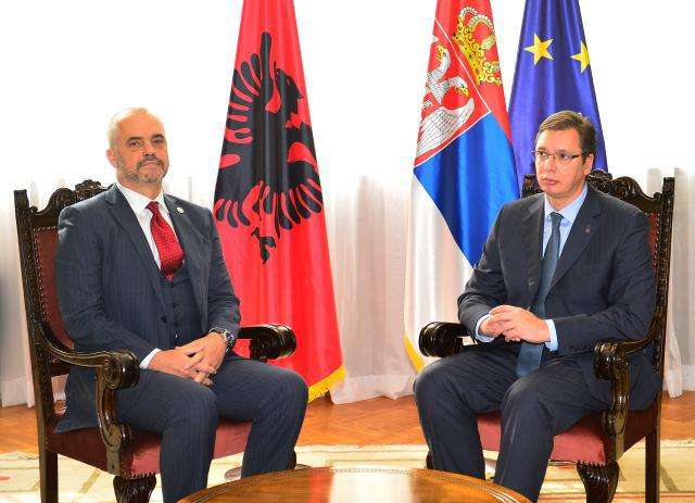 Serbia me notë proteste ndaj Shqipërisë për djegien e flamurit në Tiranë