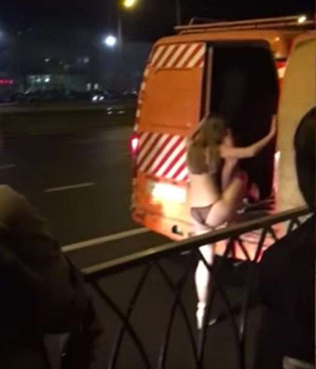 Çmenduri: Punëtorët e ndërtimeve gjejnë prapa furgonit vajza lakuriq (VIDEO)