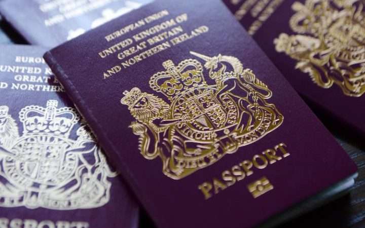 Pse nuk duhet qeshur në fotografinë e pasaportës?