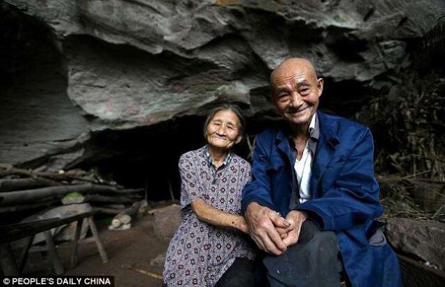 Çifti që kanë jetuar 54 vjet në shpellë (FOTO)