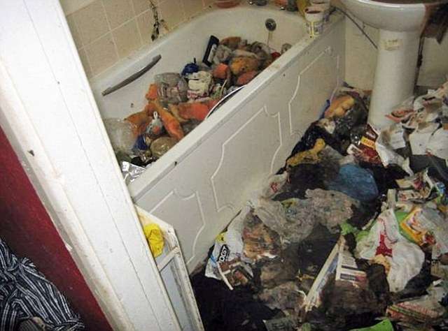 Shtëpia e tmerrshme: Pronari përdor banjon për të hedhur mbeturinat (FOTO)