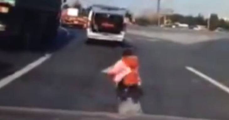 Bie nga bagazhi i makinës, shpëton për mrekulli vogëlushja (VIDEO)