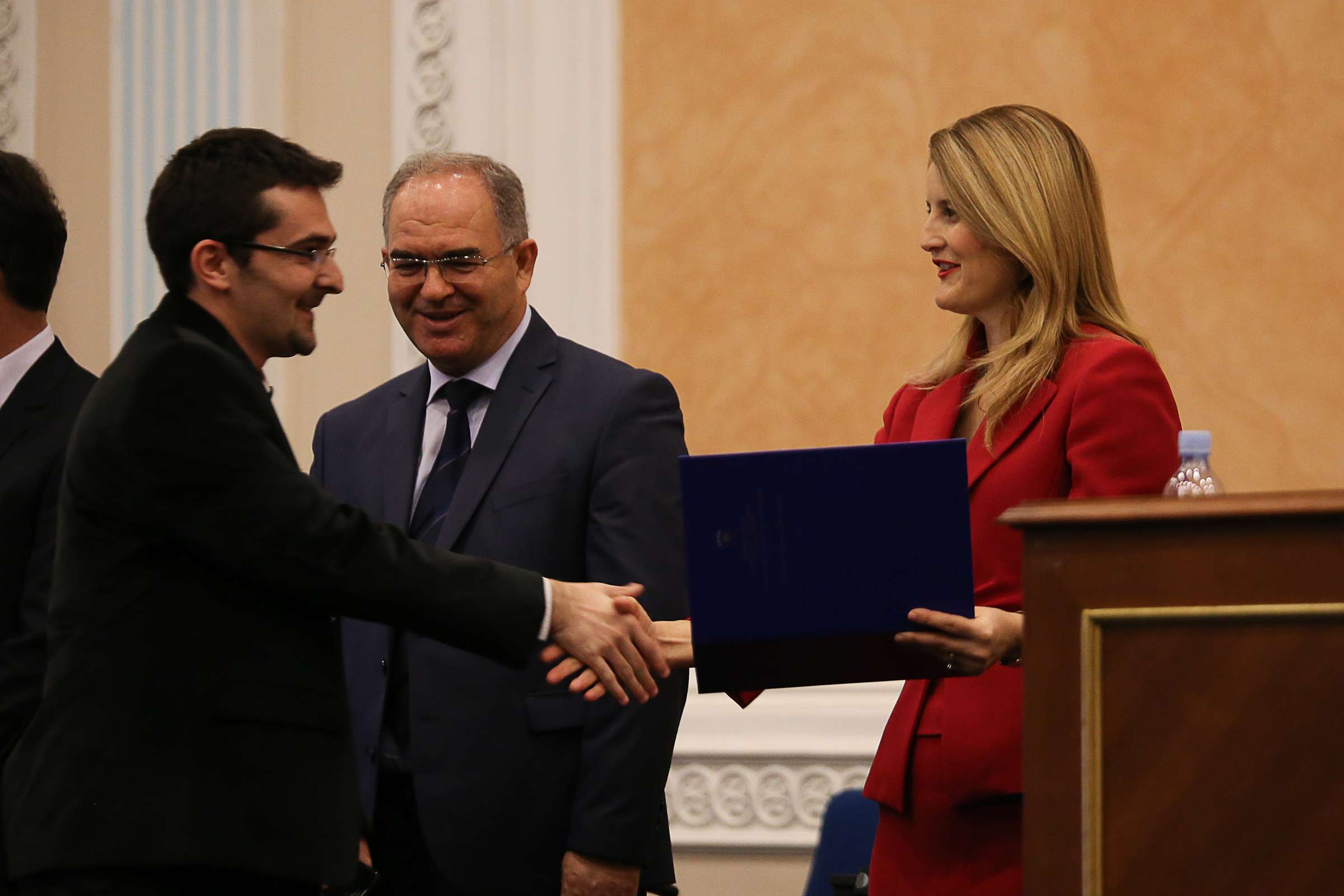 Hoxha shpërndan certifikata për provimin e jurisprudenncës