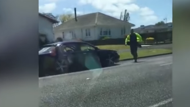 U vjedh veturën policisë dhe braktis të dashurën (VIDEO)