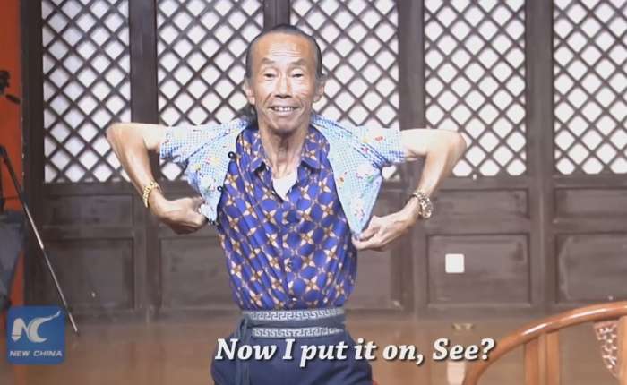Mjeshtri i Kung Fu-së zvogëlohet, vesh trikon e 2 vjeçarit (VIDEO)