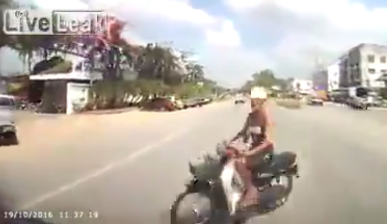 E tmerrshme: Momenti kur makina përplas të moshuarin (VIDEO)