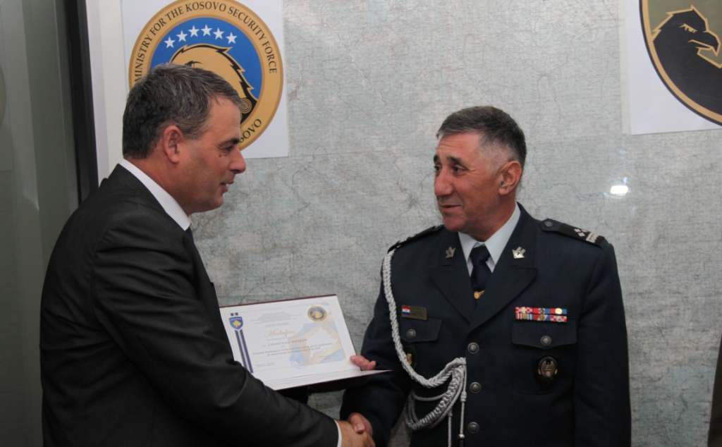 Demolli dekoron me  medalje atasheun kroat me origjinë arbëreshe