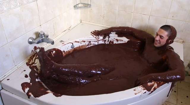 Bëri banjo me vaskën e mbushur me nutella (VIDEO)