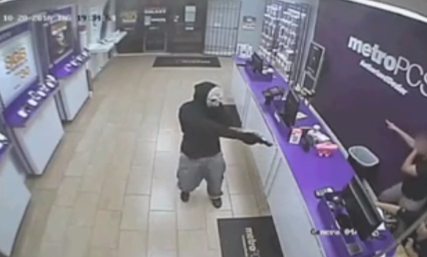 Momenti kur një person i armatosur qëllon punëtoret gjatë grabitjes (VIDEO)