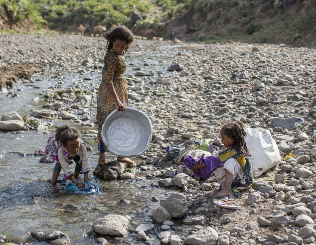 UNICEF: Vajzat shpenzojnë shumë më shumë orë pune që nuk paguhen se sa djemtë