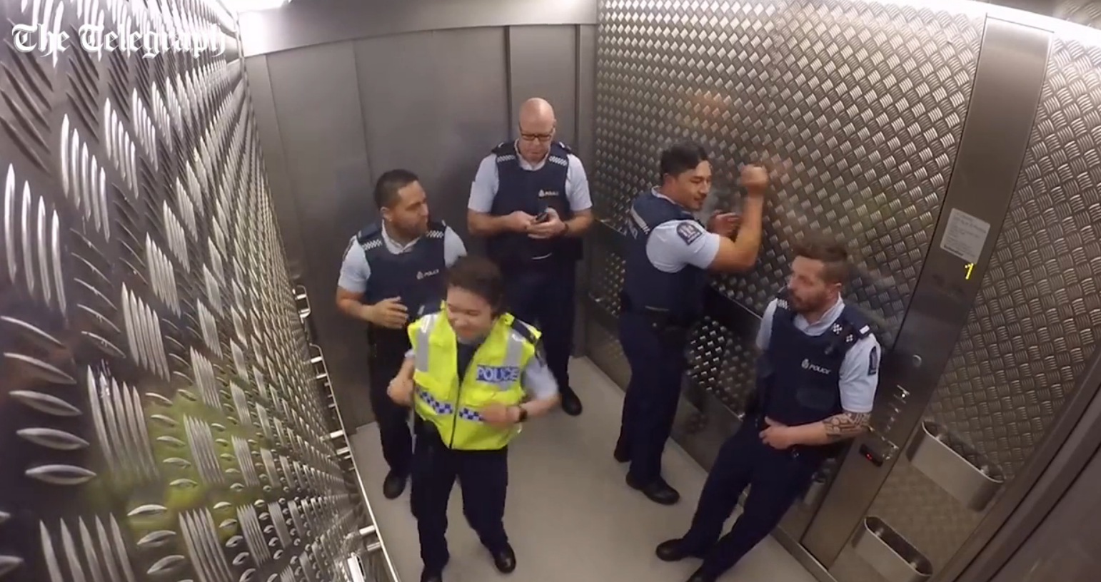 Policët krijojnë magji muzikore në ashensor (VIDEO)