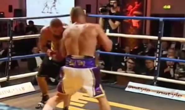 Vdes boksieri pas goditjeve që mori në ring (VIDEO)