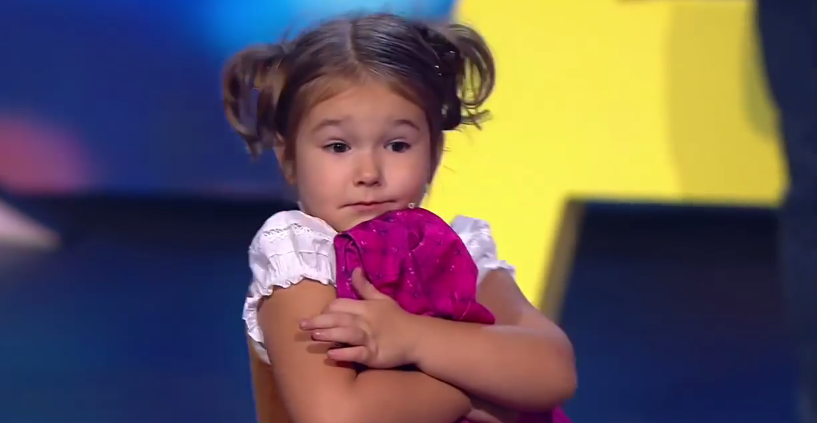 Katërvjeçarja e cila flet shtatë gjuhë (VIDEO)
