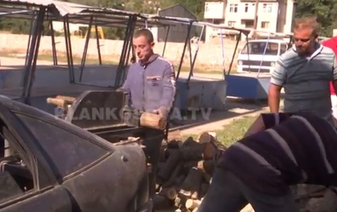 Në Kaçanik qytetari e kthen veturën në sharrë për dru (VIDEO)