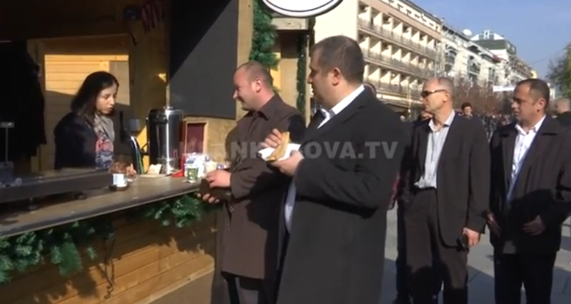 Hapet tregu festiv në sheshet e Prishtinës (VIDEO)
