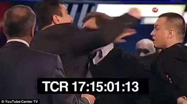Gazetari polak u grushtua gjatë emisionit në Rusi (VIDEO)