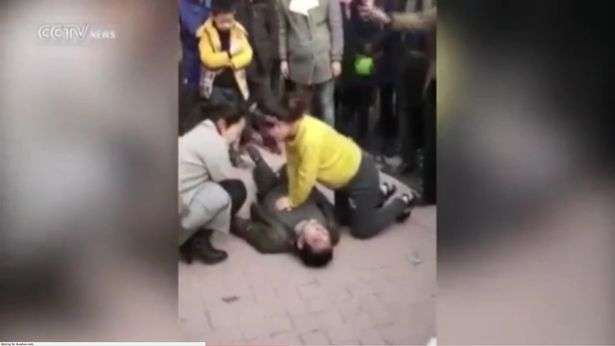 Infermierja shtatzënë kthen në jetë njeriun që pësoi sulm në zemër (VIDEO)