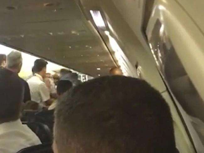 Pas rrahjes së pasagjerëve avioni ateron dhunshëm (VIDEO)