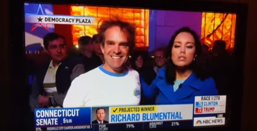 Ja çfarë bën ky burrë për të dalë në TV (VIDEO)