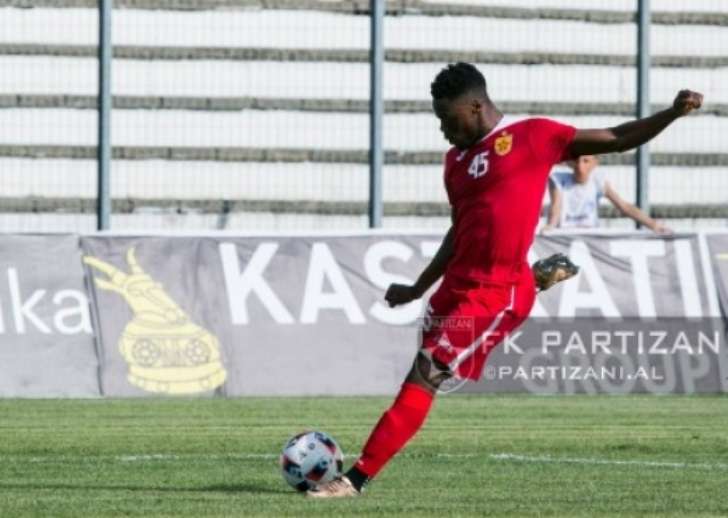 Futbollisti i njohur ha byrek ditën dhe natën