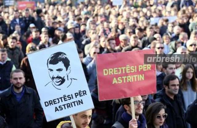 Nxënësit marshojnë për Astrit Deharin