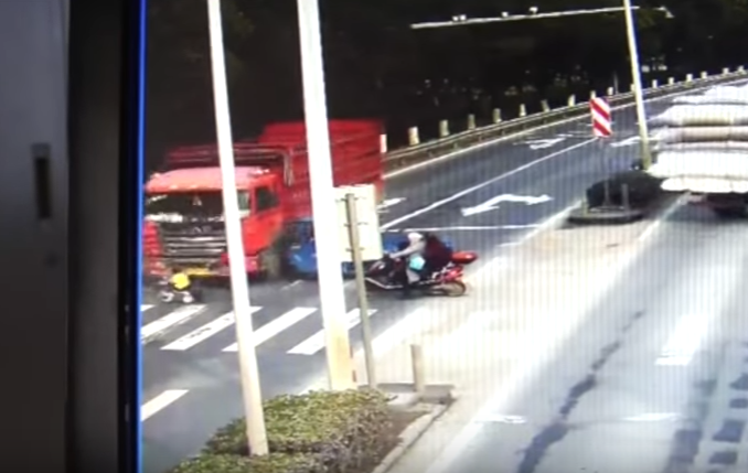 Si "rilindi" djaloshi i vogël pas goditjes nga kamioni?(VIDEO)