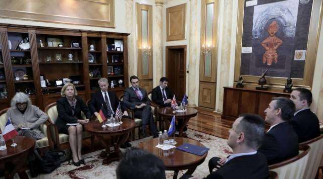 Ambasadorët: Partitë të vendosin për zgjedhje