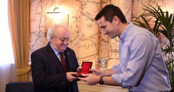 Erion Veliaj nderon me titullin “Simbol i qytetit” aktorin Luftar Paja