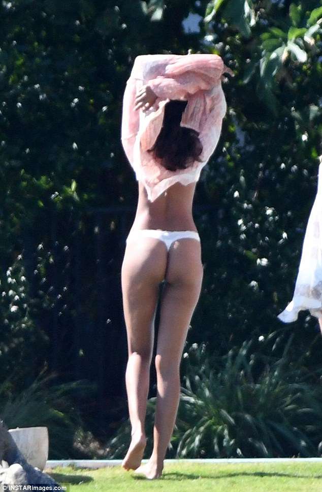 3c54d1d200000578-4141470-rear_view_lais_ribeiro_showed_off_her_delightful_derriere_as_she-a-62_1484944618169