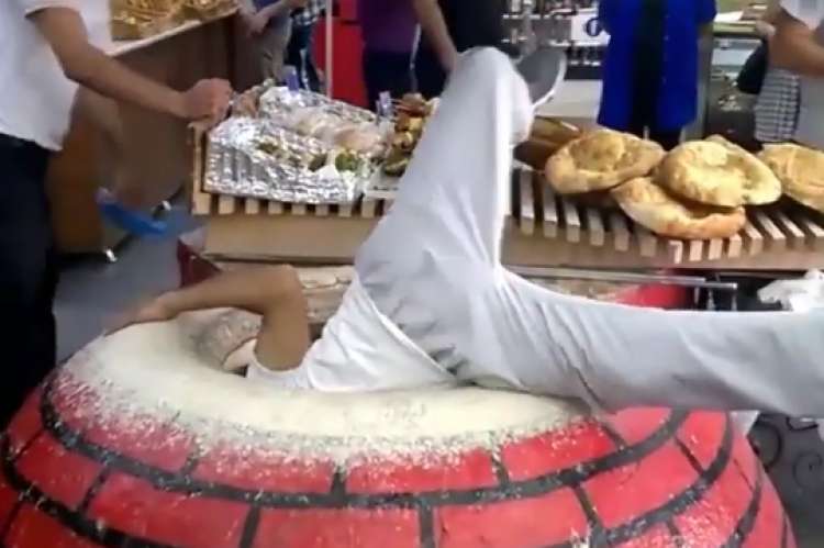Tradita e çuditshme e pjekjes së bukës (VIDEO)