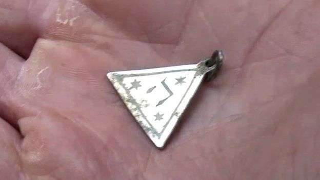 Arkeologët zbulojnë një varëse që lidhet me Anne Frank