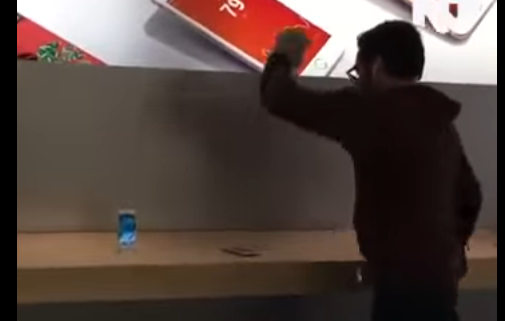 Apple nuk ia kthen ''borxhin'', nervozohet dhe i thyen të gjithë iPhone-t (VIDEO)
